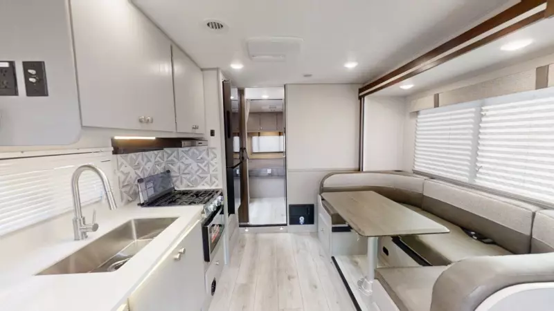 31MB - Ford E-450 Floorplan Main Room